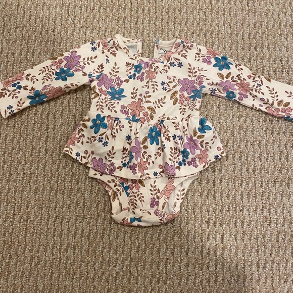 Carter’s 9 month Baby Assorted Clothes Two Onesies, Matching Set, and Footie - Picture 6 of 6